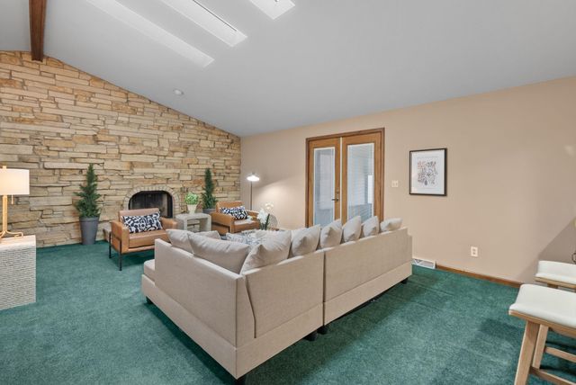 1818 Westminster Circle, Davenport, IA 52807