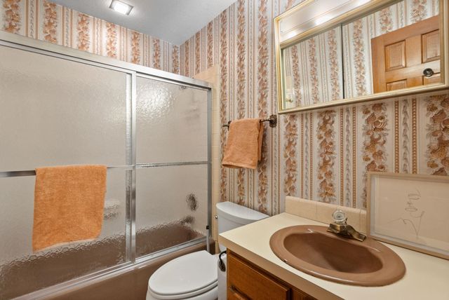 1818 Westminster Circle, Davenport, IA 52807