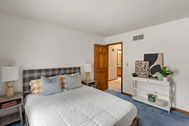 1818 Westminster Circle, Davenport, IA 52807