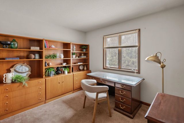 1818 Westminster Circle, Davenport, IA 52807