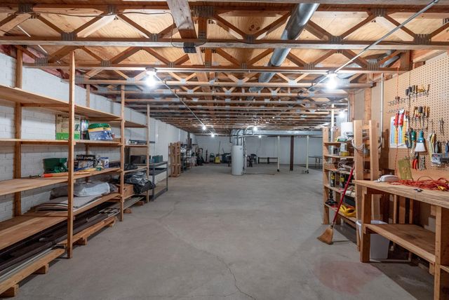 1818 Westminster Circle, Davenport, IA 52807