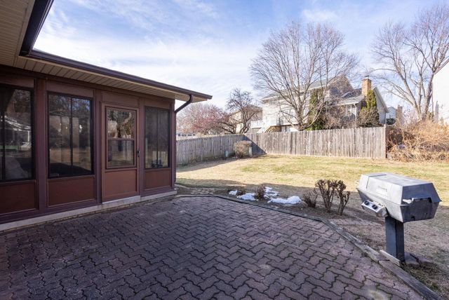 1818 Westminster Circle, Davenport, IA 52807