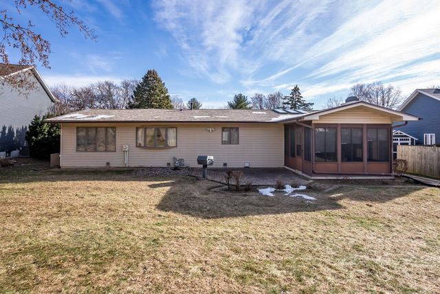 1818 Westminster Circle, Davenport, IA 52807