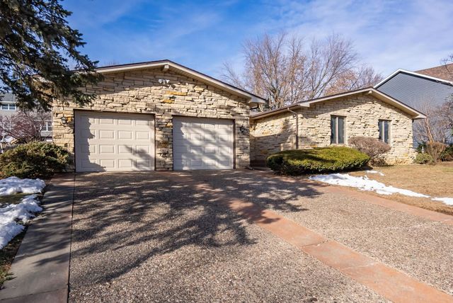 1818 Westminster Circle, Davenport, IA 52807