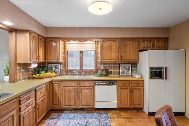 1818 Westminster Circle, Davenport, IA 52807