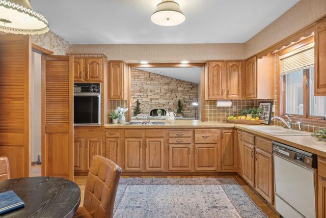 1818 Westminster Circle, Davenport, IA 52807