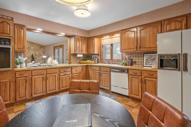 1818 Westminster Circle, Davenport, IA 52807