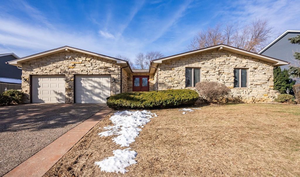 1818 Westminster Circle, Davenport, IA 52807