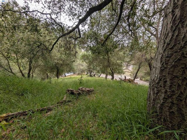000 Girvin Drive, Oakland, CA 94603