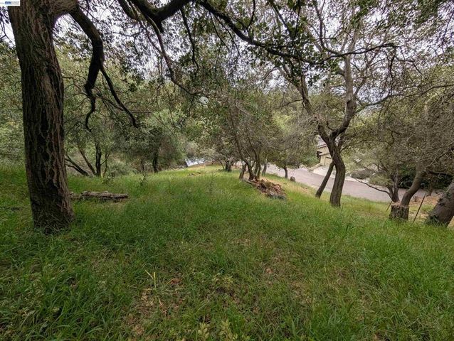000 Girvin Drive, Oakland, CA 94603