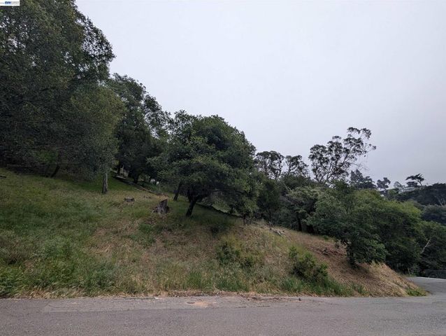 000 Girvin Drive, Oakland, CA 94603