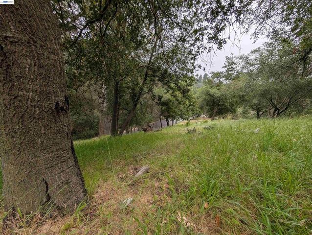 000 Girvin Drive, Oakland, CA 94603