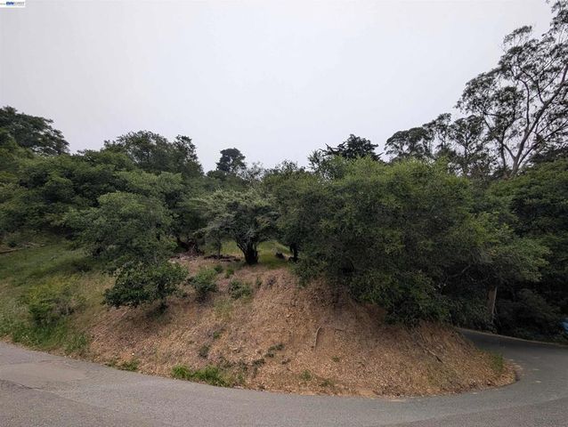 000 Girvin Drive, Oakland, CA 94603