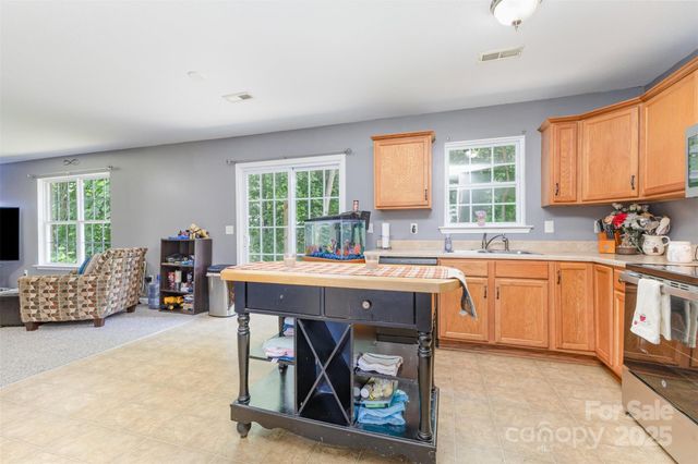 2748 Rabbit Ridge Drive, Bessemer City, NC 28016