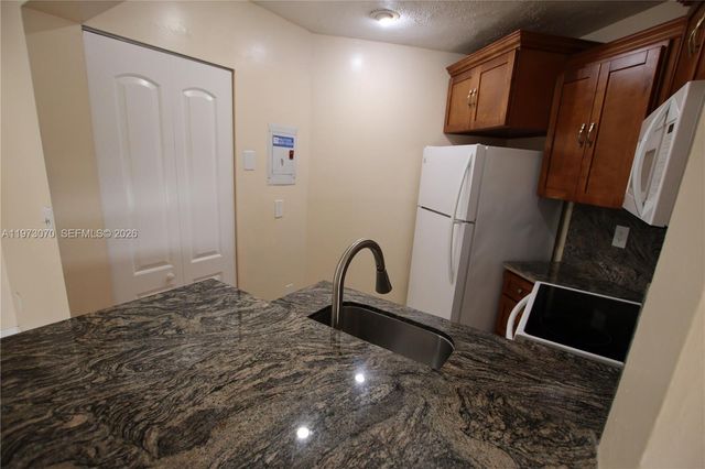 690 W Park Dr 2-204, Miami, FL 33172