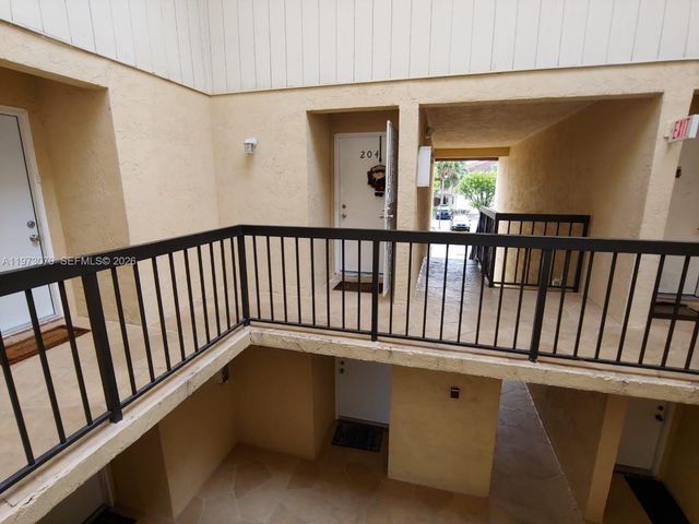 690 W Park Dr 2-204, Miami, FL 33172