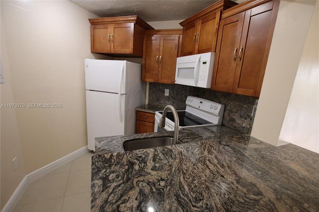 690 W Park Dr 2-204, Miami, FL 33172