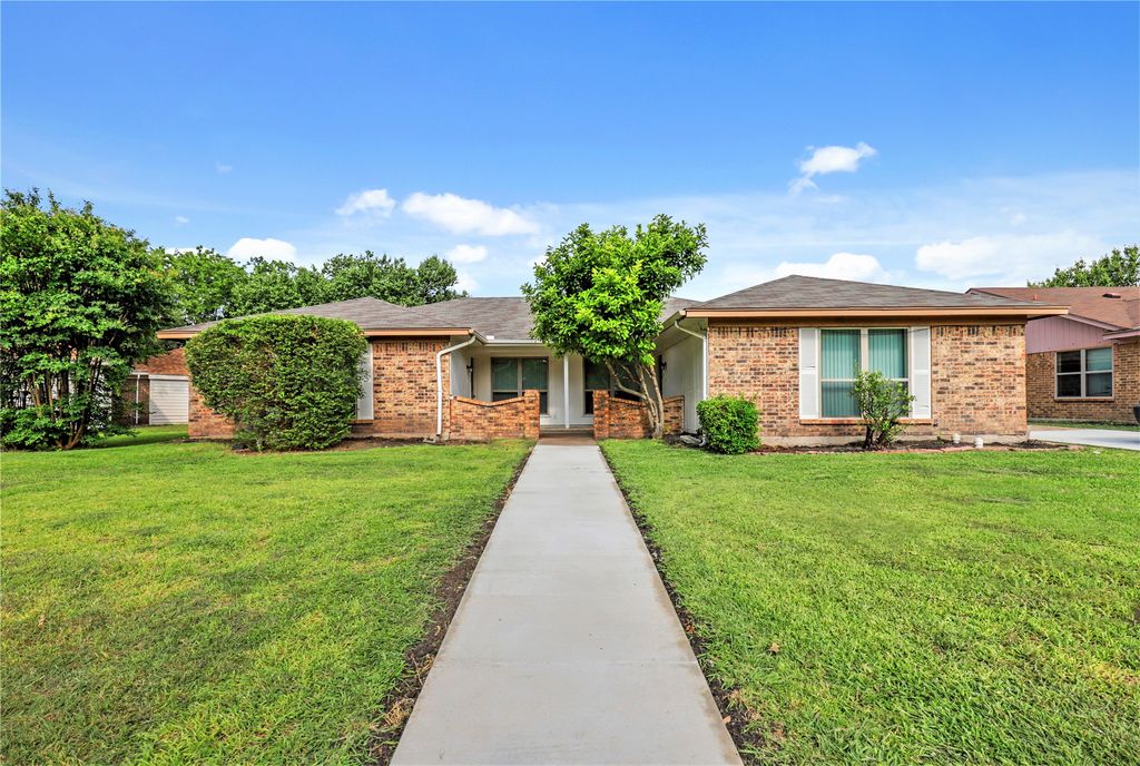 936 Cottonwood Trail, Benbrook, TX 76126