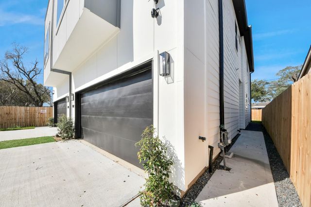 7012 Saint Augustine Street, Houston, TX 77021