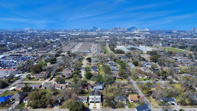 7012 Saint Augustine Street, Houston, TX 77021