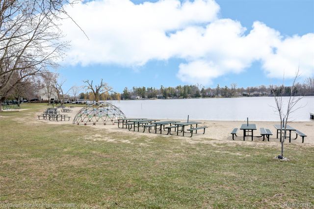 2606 Wildwood Court, Orion Charter Township, MI 48360