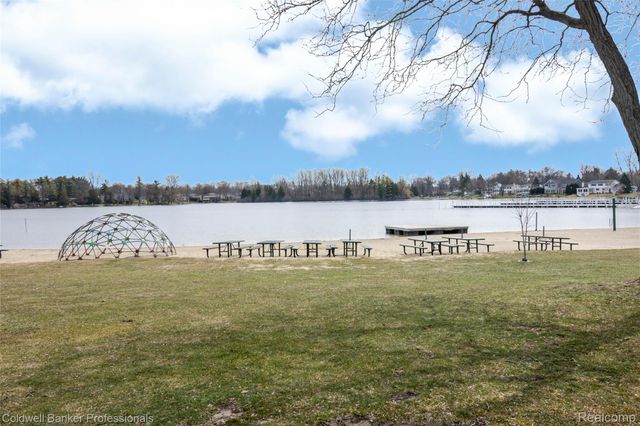2606 Wildwood Court, Orion Charter Township, MI 48360