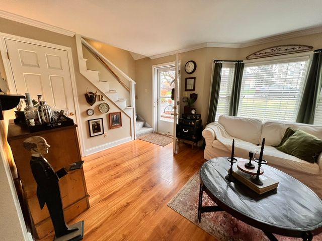 1N261 Stacy Court, Glen Ellyn, IL 60137