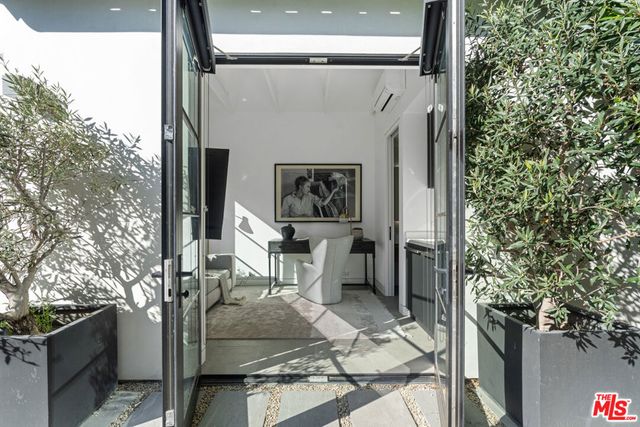 1146 Sierra Alta Way, Los Angeles, CA 90069