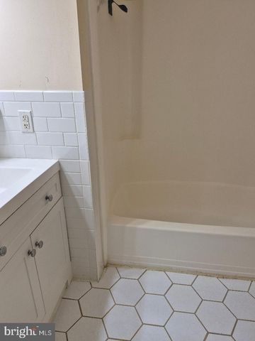 401 WOODSIDE CIR, Dresher, PA 19025