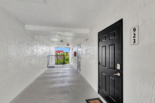 923 Villa Cir, Boynton Beach, FL 33435