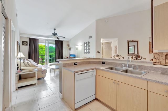 923 Villa Cir, Boynton Beach, FL 33435