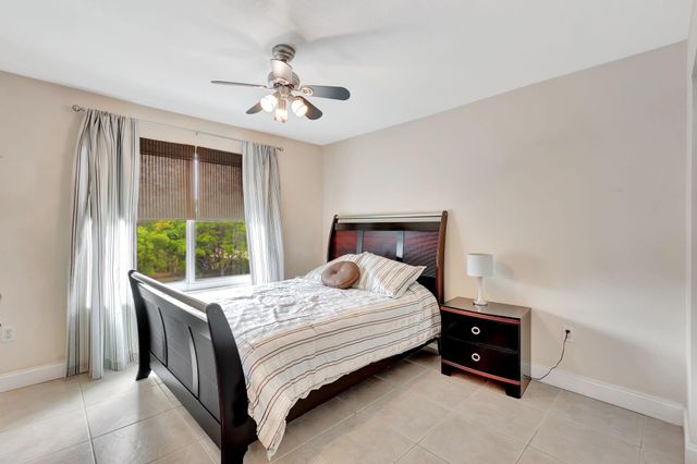 923 Villa Cir, Boynton Beach, FL 33435