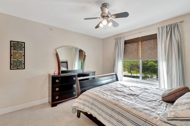 923 Villa Cir, Boynton Beach, FL 33435