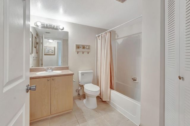 923 Villa Cir, Boynton Beach, FL 33435