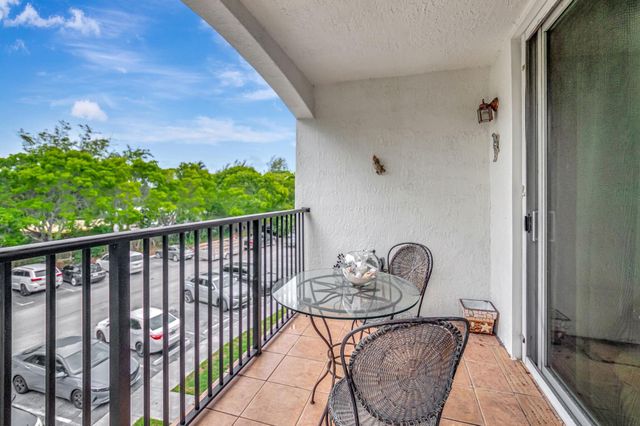 923 Villa Cir, Boynton Beach, FL 33435