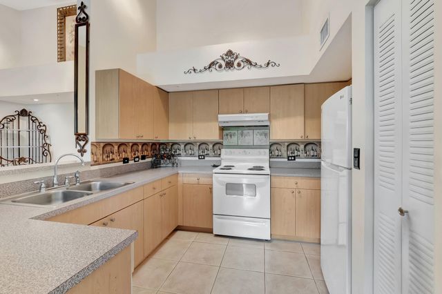 923 Villa Cir, Boynton Beach, FL 33435