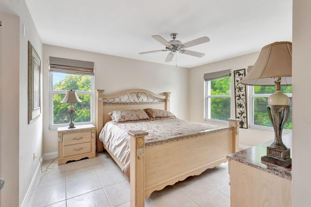 923 Villa Cir, Boynton Beach, FL 33435