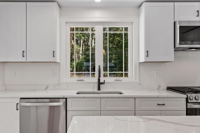 63 Maplewood Dr, Townsend, MA 01469