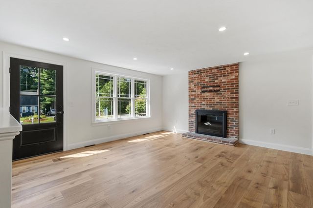 63 Maplewood Dr, Townsend, MA 01469