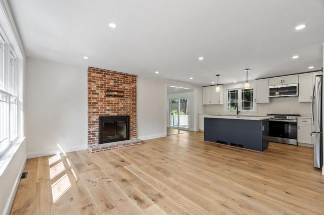 63 Maplewood Dr, Townsend, MA 01469