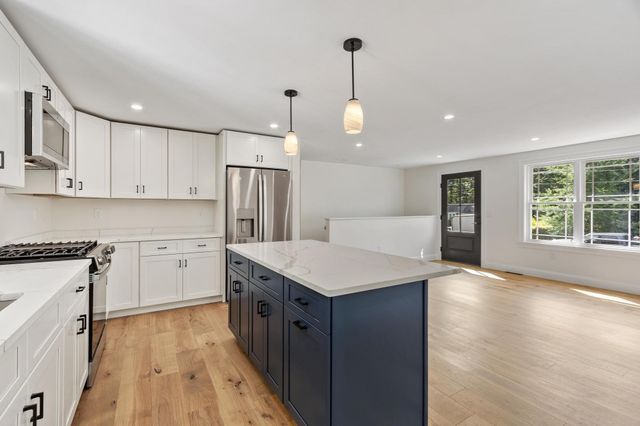 63 Maplewood Dr, Townsend, MA 01469