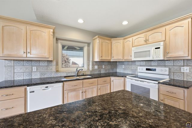 5021 NW Sterling Chase DR, Topeka, KS 66618