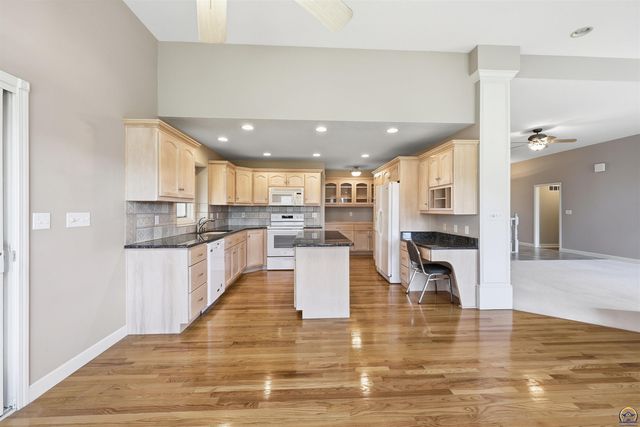 5021 NW Sterling Chase DR, Topeka, KS 66618