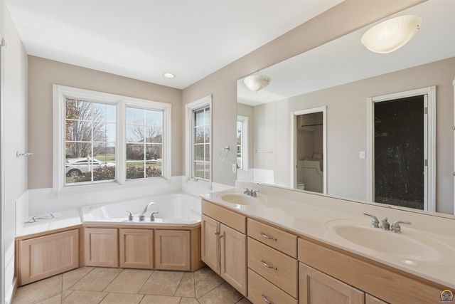 5021 NW Sterling Chase DR, Topeka, KS 66618