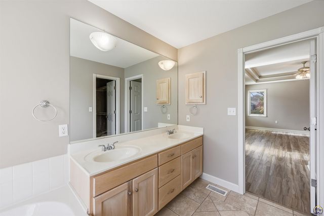 5021 NW Sterling Chase DR, Topeka, KS 66618