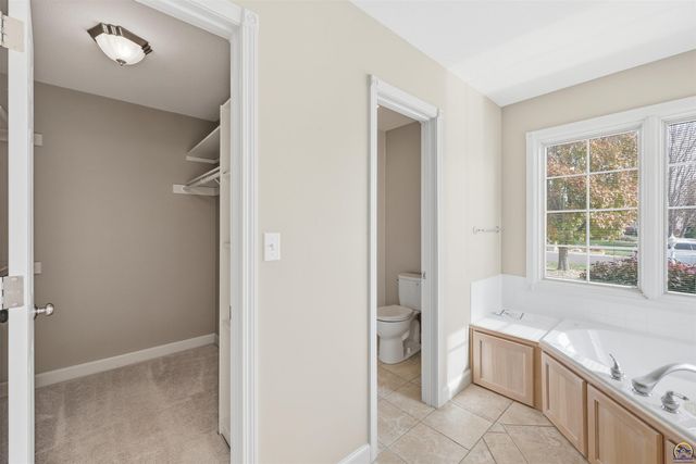 5021 NW Sterling Chase DR, Topeka, KS 66618