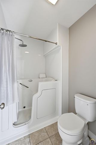 5021 NW Sterling Chase DR, Topeka, KS 66618