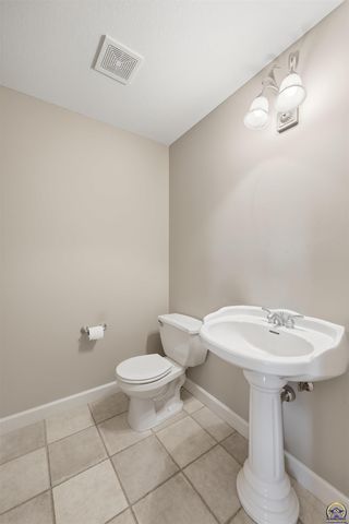 5021 NW Sterling Chase DR, Topeka, KS 66618