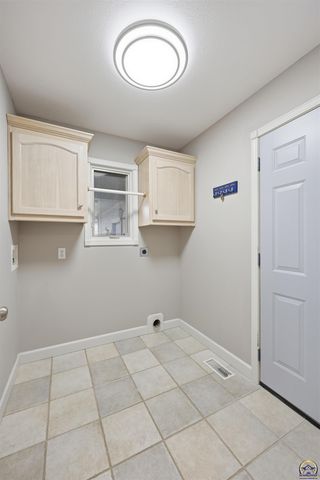 5021 NW Sterling Chase DR, Topeka, KS 66618