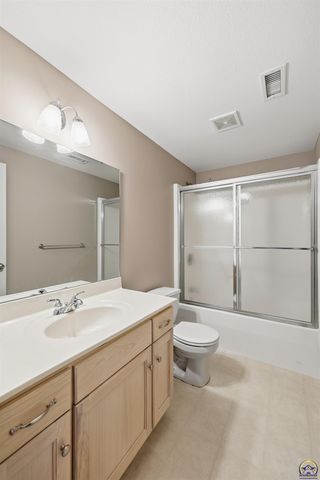 5021 NW Sterling Chase DR, Topeka, KS 66618